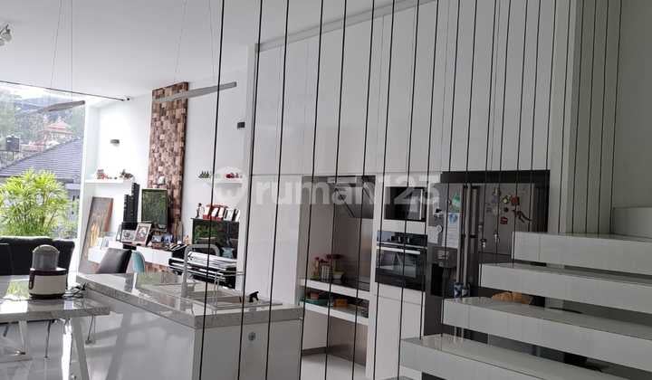 Dijual Rumah Bagus Siap Huni Full Furnish dengan Kolam Renang Lokasi di Prv Parahyangan Rumah Villa Bandung