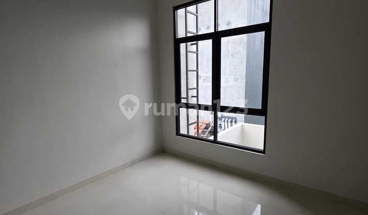Dijual Rumah 2 Lantai Bangunan Baru Siap Huni Minimalis Lokasi di Singgasana Pradana Bandung