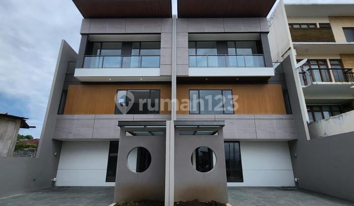 Dijual Rumah 3 Lantai Mewah Siap Huni Modern Minimalis Lokasi di Setra Duta Bandung