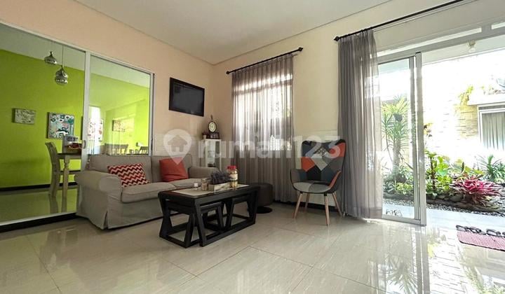Dijual Rumah 2,5 Lantai Nyaman dan Asri Full Furnish Siap Huni Lokasi di Kota Baru Parahyangan Bandung