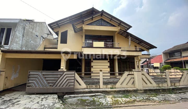 Dijual Rumah dengan Tanah Besar Siap Huni Nyaman Lokasi Strategis di Komplek Muara Bandung