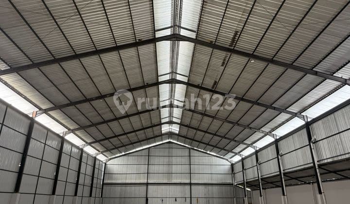 Warehouse on Jln Perniagaan, Lippo Karawaci. Land area 1800 m². Building area 1538 m². Price 1.5 billion IDR.