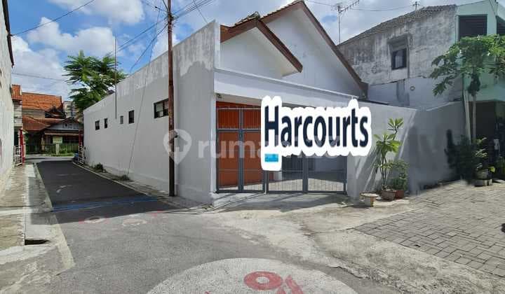 Minimalist house ready to occupy in the city center.