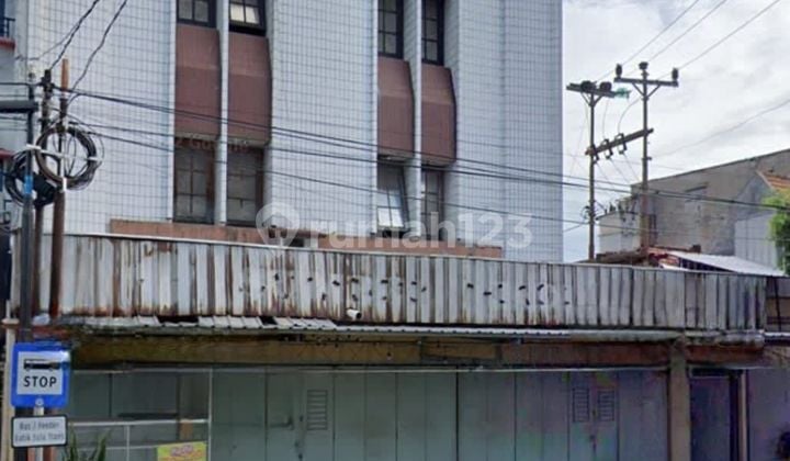 Ruko 3 Lantai Strategis Bangunan Kokoh di Jalan Veteran Solo