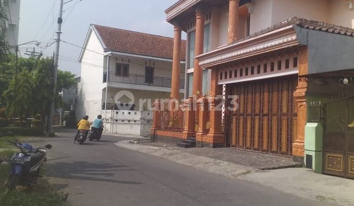 Rumah bagus 2 lantai siap huni