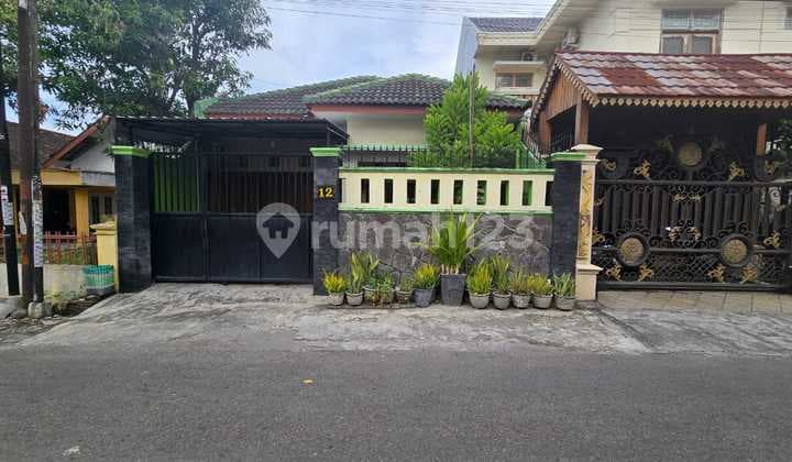 For Sale, Good Ready-to-Use House in Mangkubumen Manahan Solo, Strategic Location in the City Center