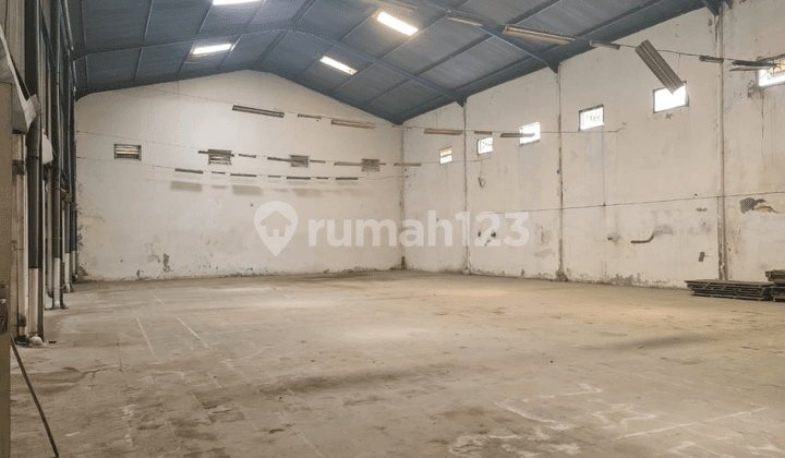 Strategic warehouse with container access on Jalan Veteran, Solo.