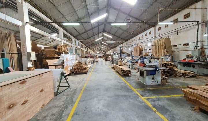 Gudang akses kontainer di jalan raya Gatak Manang Kartasura Solo