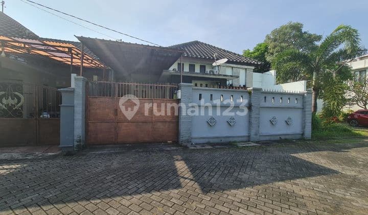 Strategic Good House, ready to occupy in a cluster near the Klodran Solo toll road.