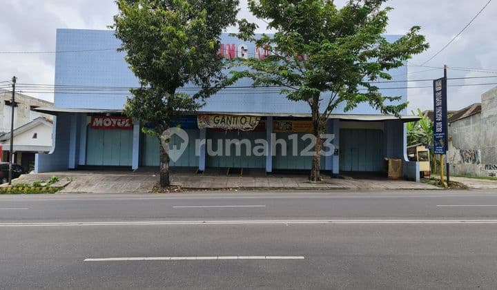 Ruang usaha showroom strategis dibjln Lawu Karanganyar Solo