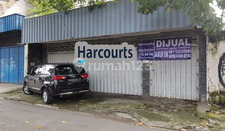 Strategic Shop House for Sale on Jalan Dr. Rajiman, Solo, Central City Location. Suitable for Business.