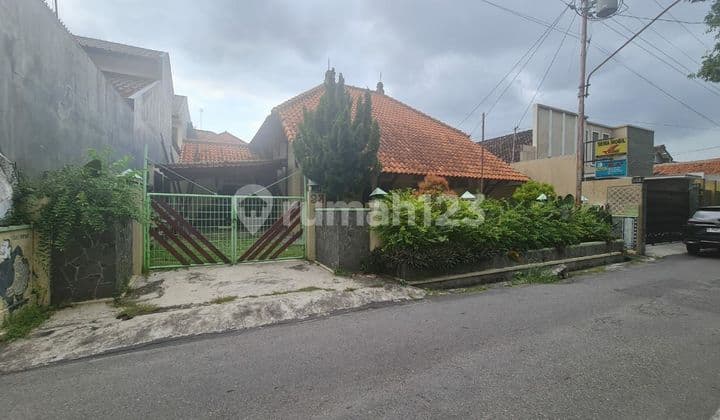 Luxury Wooden Ambiance House in City Center Near Gajah Mada Street, Banjarsari, Solo