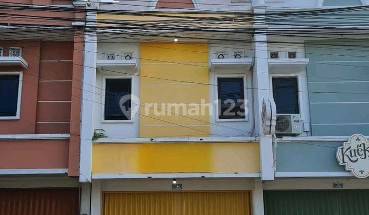 Disewakan Ruko Murah Bagus Siap Pakai Di Pusat Pertokoan Solo Baru, Area Parkir Luas.