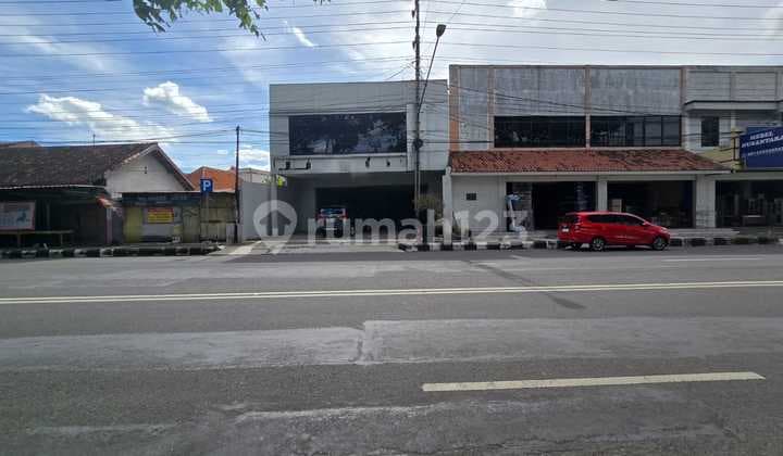 Kesempatan Investasi Menarik! Ruang Usaha Super Strategis di Jalan Jendral Sudirman Sukoharjo, Eks Dipakai Bank, Cocok untuk Segala Macam Usaha.