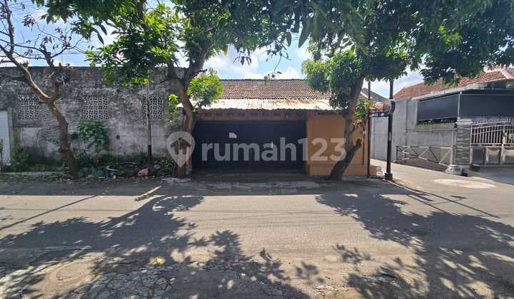 Tanah Bonus Bangunan Rumah Di Sondakan Laweyan Solo. Cocok Untuk Kost Eksklusif, Guest House, Rumah Tinggal.