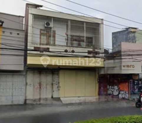Strategic Commercial Space on Yos Sudarso Street Solo. Strategic Location, Ideal for Business Investment.