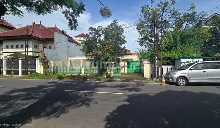 Rumah Lama Strategis Hitung Tanah di Manahan, Banjarsari