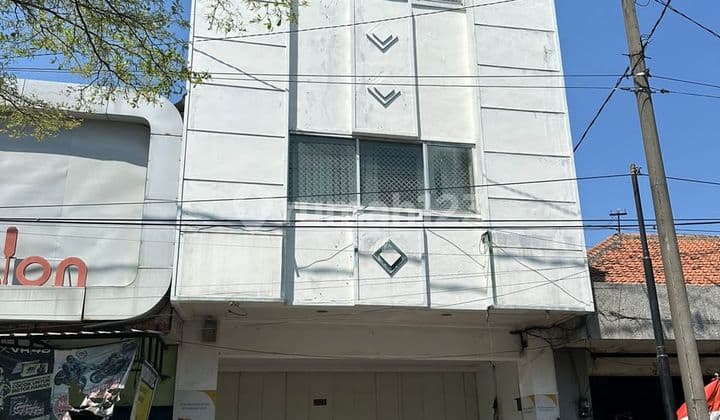 Ruko Bagus Strategis 3,5 Lantai di Jalan Yos Sudarso Serengan Solo, Cocok untuk Coffee Shop, Kantor, Ruang Usaha.