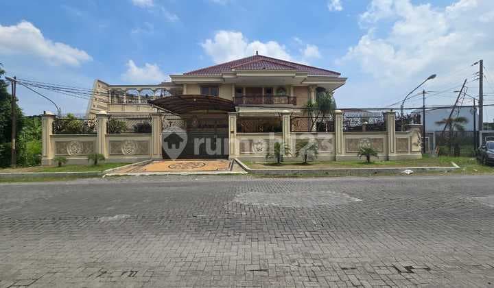 Rumah Mewah Ala Istana Sultan Crazy Rich Solo Baru