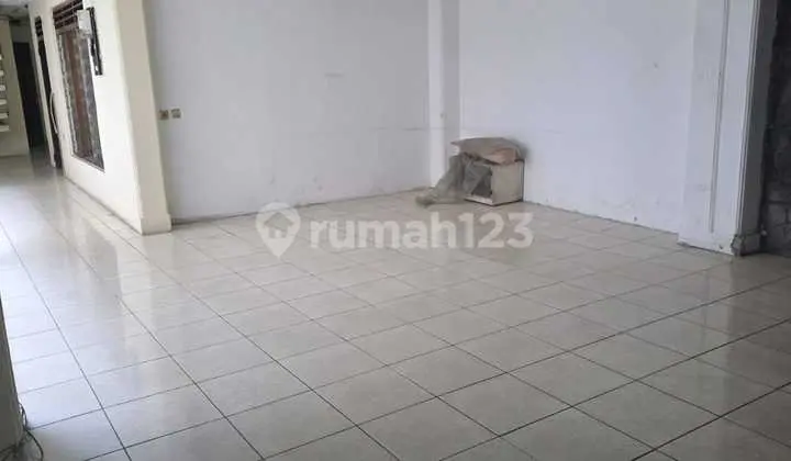 Sale. House in Mabes, 9 meters wide. Suitable for investment.