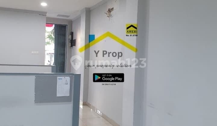 Disewa Ruang Usaha Lantai 1 di Komplek Harmoni Plaza, Hadap Jalan Raya, Luas 4.5x20, Parkiran Luas, Jakarta Pusat