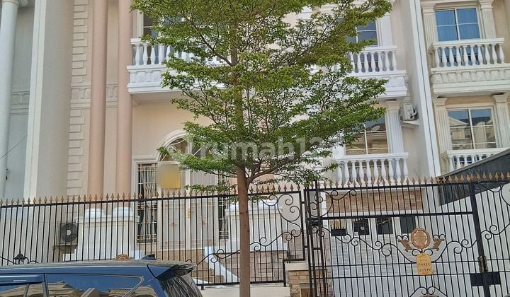 2.5-story house in PIK 1, high ceiling, neat, ready to occupy