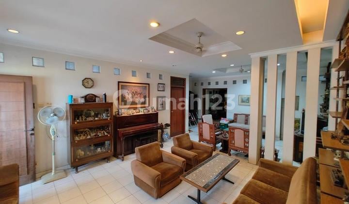 House for Sale 4 Bedrooms 2 Floors on Jl. Kesehatan, Central Jakarta