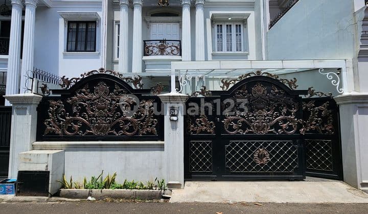 Rumah American Classic Fully Furnished 2 Lantai Siap Huni Di Jagakarsa