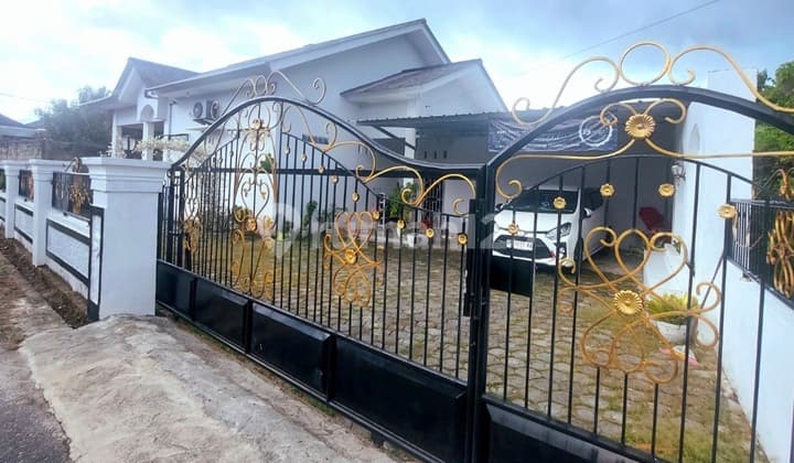 House In Tj Bunga Bukit Intan Pangkal Pinang Bangka Has a Swimming Pool