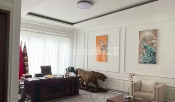 Dijual Rumah Besar Ada Lapangan Olahraga Pribadi di Tapos Depok