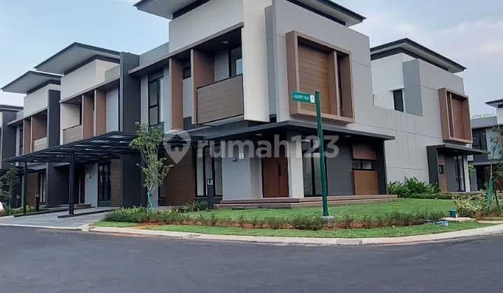 Rumah Hook dengan Posisi Strategis di Kawasan Elite Summarecon Bekasi. Lingkungan Nyaman, Akses Mudah, dan Area Samping Luas