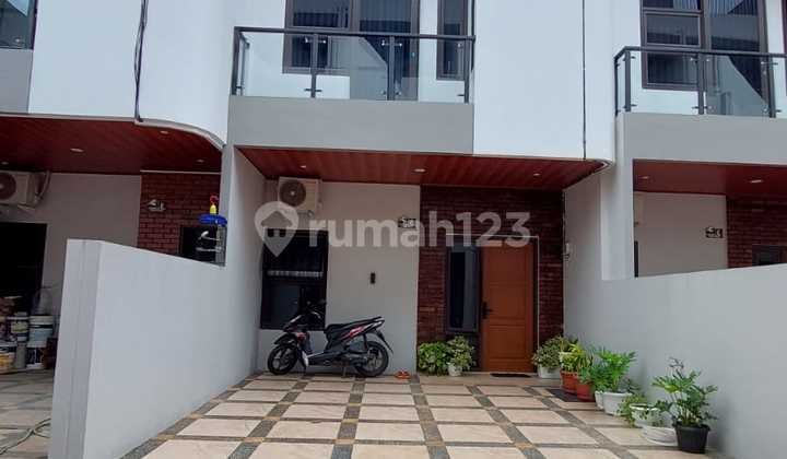 Rumah Mewah 3 Lantai Lokasi Dekat Green Pramuka Square Mall