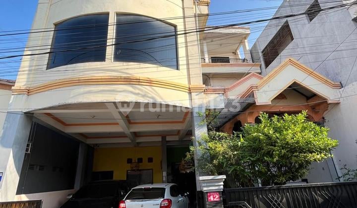 RUMAH DAN KANTOR 3 LANTAI DI JALAN VETERAN PUSAT KOTA GRESIK