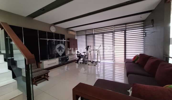 Rumah Cantik 3 Lantai di Taman Permatabuana