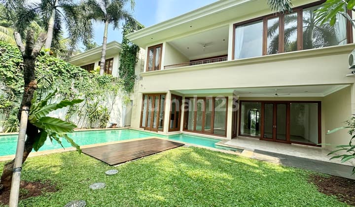 Rumah Terang 5 Kamar Tidur Dengan Taman Dan Kolam Renang Pribadi Ajh04104