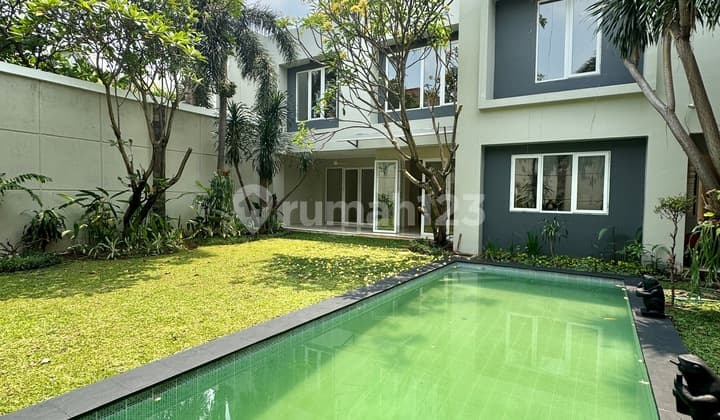 Rumah terang dengan kolam renang pribadi & taman di kompleks kemang AJH04161