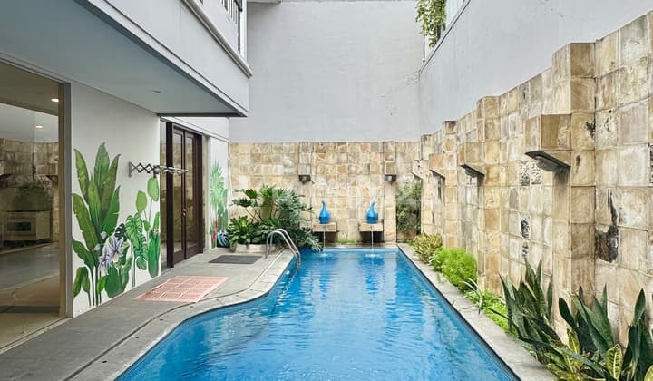 Rumah klasik cerah 5 kamar tidur dengan Kolam Renang Pribadi AJH06214