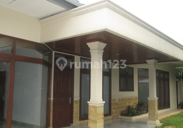 Rumah Klasik dengan kolam renang dan taman di cipete area corio
