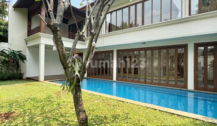Rumah Terang 5 Kamar dengan Kolam Renang Taman Besar di Kompleks Kemang AJH04168