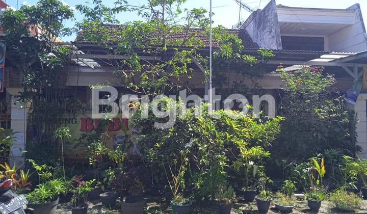 Rumah besar parkir luas