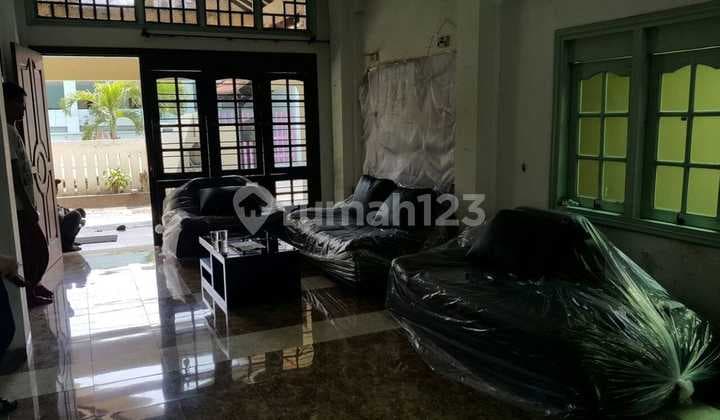 Rumah Perlu Renovasi.dukuh Kupang Row.jalan 2.5.mobil