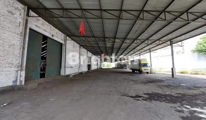 Warehouse with Wide Container Access Near Malang City Toll Gate