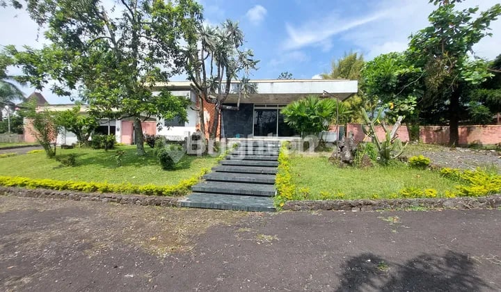 Rumah Luas Pojok Poros Kota Batu