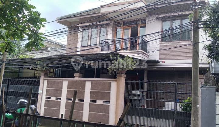 Dijual Rumah Bagus 2 Lantai di Taman Ratu Siap Huni