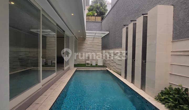 Brand New House Jalan Lebar, Tembok Tidak Nempel Rumah Tetangga di Pondok Indah