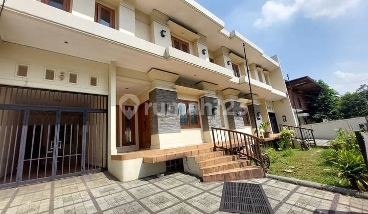 Rumah Kokoh 3 Lantai di Area Favorit