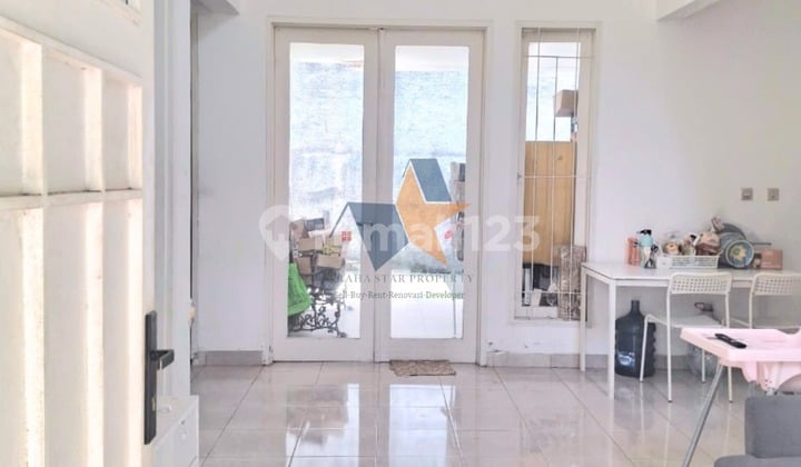 Dijual Cepat Rumah Hook Depan Taman di Graha Raya