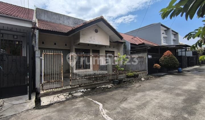 Rumah Hitung Tanah Lokasi Bagus di Taman Holis Indah 1