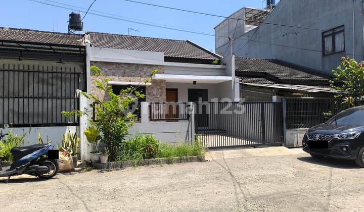 Rumah Lokasi Bagus Dekat ke Jalan Raya di Taman Kopo Indah 2
