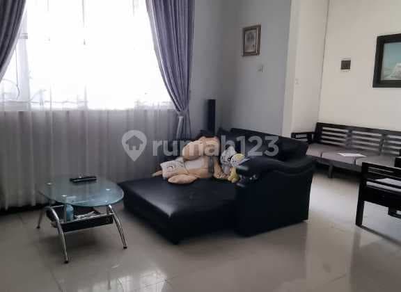 Rumah Berada di Komplek Favorit di Taman Kopo Indah 5